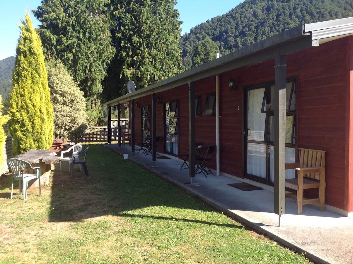 Owen River Tavern&Motels Eksteriør billede