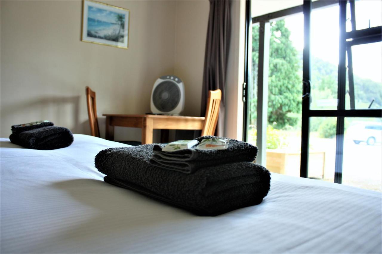 Owen River Tavern&Motels Eksteriør billede